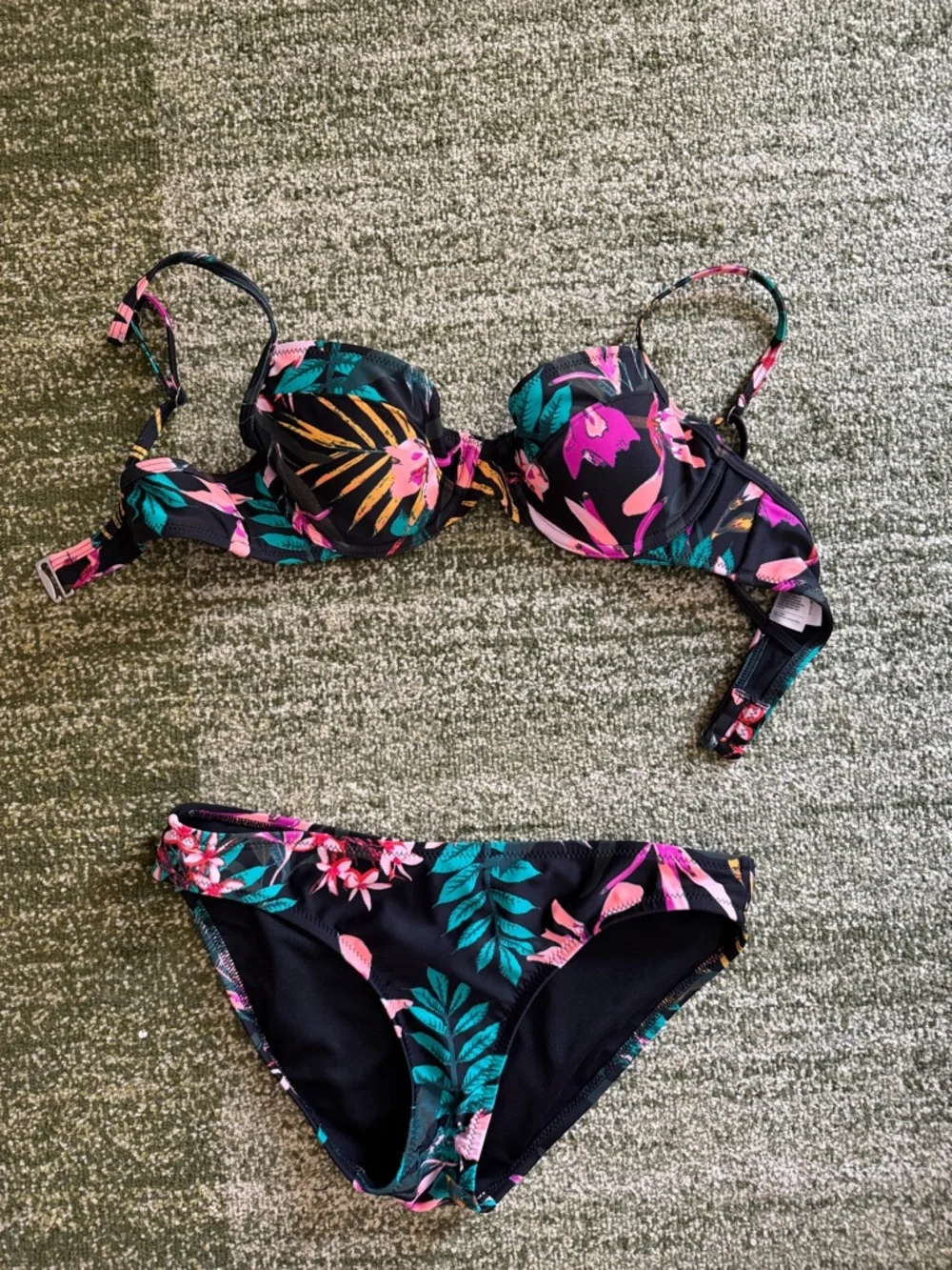 Old navy bikini - Picture 2 of 4